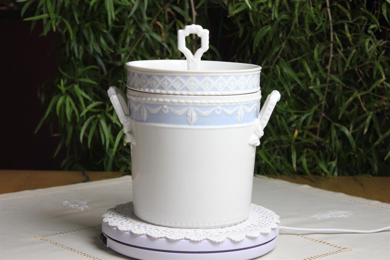 Meissen Aschenbecher im Meissen Blumen Bukett Purpur