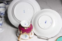 Meissen Kaffeegedeck mit Kuchenteller B-Form  reich an Rot mit Streublümchen 1.Wahl