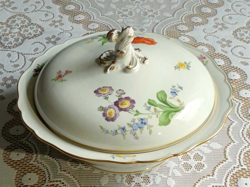 Meissen Terrine rund im Dekor "Blume 2" Goldrand und Goldapplikationen 1.Wahl