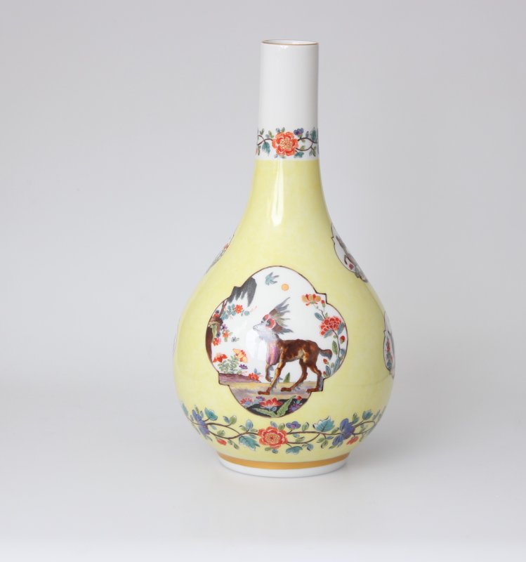 Sehr schöne Meissen Vase mit gelbem Fond und Fabeltierdekor 1.Wahl