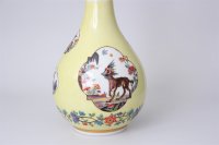Sehr schöne Meissen Vase mit gelbem Fond und Fabeltierdekor 1.Wahl