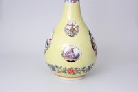 Sehr schöne Meissen Vase mit gelbem Fond und Fabeltierdekor 1.Wahl