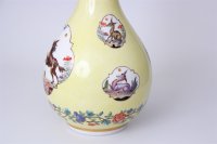 Sehr schöne Meissen Vase mit gelbem Fond und Fabeltierdekor 1.Wahl