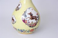 Sehr schöne Meissen Vase mit gelbem Fond und Fabeltierdekor 1.Wahl