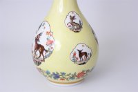 Sehr schöne Meissen Vase mit gelbem Fond und Fabeltierdekor 1.Wahl