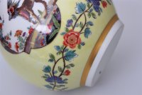 Sehr schöne Meissen Vase mit gelbem Fond und Fabeltierdekor 1.Wahl