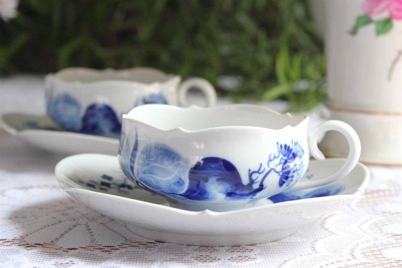 Meissen Kaffeegedeck mit Kuchenteller in der beliebten B-Form reich an Gold in Weiß 1.Wahl