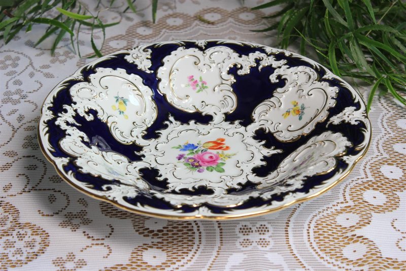 Meissen Prunkteller ca. 29 cm Kobaltblau mit Blumenmalerei und Goldapplikationen 2.Wahl