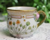 Royal Copenhagen seltene Deckeltasse / Cremetasse 3-teilig im Dekor "Flora Danica" 1.Wahl