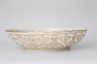 Meissen seltene Durchbruchschale  mit Blumenbukett mit Insekten