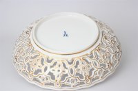 Meissen seltene Durchbruchschale  mit Blumenbukett mit Insekten