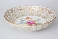 Meissen seltene Durchbruchschale  mit Blumenbukett mit Insekten