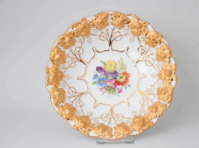 Meissen Prunkteller mit Goldenen Traubenblattrelief Blumenbukett 1. Wahl