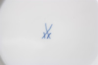 Meissen Prunkteller mit Goldenen Traubenblattrelief Blumenbukett 1. Wahl