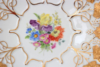 Meissen Prunkteller mit Goldenen Traubenblattrelief Blumenbukett 1. Wahl