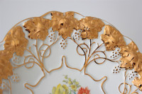 Meissen Prunkteller mit Goldenen Traubenblattrelief Blumenbukett 1. Wahl