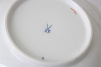 Meissen Prunkteller mit Goldenen Traubenblattrelief Blumenbukett 1. Wahl