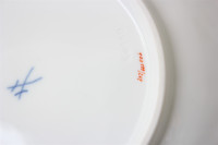 Meissen Prunkteller mit Goldenen Traubenblattrelief Blumenbukett 1. Wahl