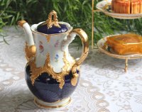 Meissen Kaffeekanne "B-Form" Kobaltblau reich an Gold mit Streublümchen 1.Wahl