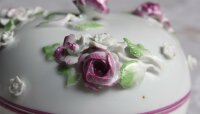Alte Meissen "Zuckerdose" reich mit aufgesetzten Rosen dekoriert 1.Wahl