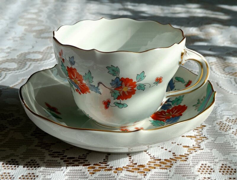 Meissen Milchkaffeetasse + Untertasse Form „großer Ausschnitt“ Dekor „Indische Blumenmalerei 5 bunt mit Kupferfarben und Goldrand“ 1.Wahl