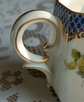 Herend Kaffeeservice für 2 Personen in der Form „Oktogonal“ Dekor „feine blaue Fischschuppen und Obstmalereien sowie Goldrand“ 1.Wahl