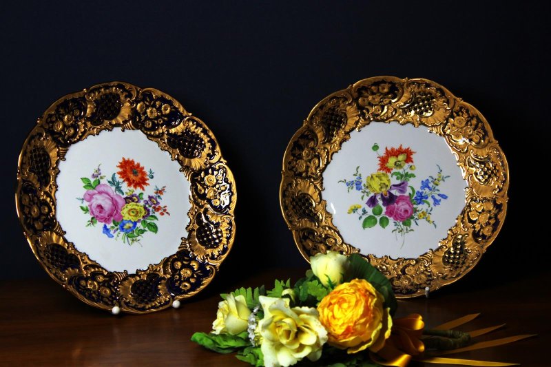 Meissen Prunkteller als Paar mit Blumendekor, Relief und Goldstaffage 1.Wahl
