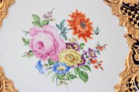 Meissen Prunkteller als Paar mit Blumendekor, Relief und Goldstaffage 1.Wahl