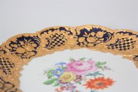 Meissen Prunkteller als Paar mit Blumendekor, Relief und Goldstaffage 1.Wahl