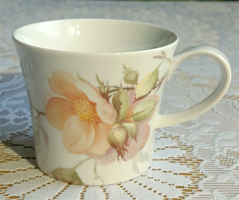 Großer KPM Kaffeebecher mit „Blumendekor“ 1.Wahl