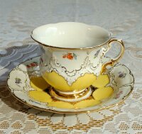 Meissen Kaffeetasse B Form gelb, Goldapplikationen und Streublümchen 1.Wahl