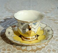 Meissen Kaffeetasse B Form gelb, Goldapplikationen und Streublümchen 1.Wahl