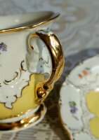 Meissen Kaffeetasse B Form gelb, Goldapplikationen und Streublümchen 1.Wahl