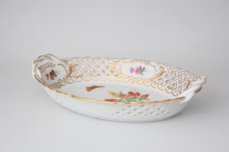 Meissen Durchbruch Schlale im Dekor „natürliche Blumenmalerei mit Schmetterling und Goldrand 1.Wahl