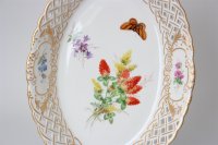 Meissen Durchbruch Schlale im Dekor „natürliche Blumenmalerei mit Schmetterling und Goldrand 1.Wahl