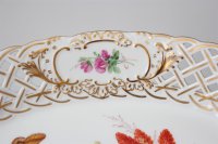 Meissen Durchbruch Schlale im Dekor „natürliche Blumenmalerei mit Schmetterling und Goldrand 1.Wahl