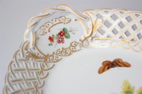 Meissen Durchbruch Schlale im Dekor „natürliche Blumenmalerei mit Schmetterling und Goldrand 1.Wahl