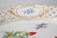 Meissen Durchbruch Schlale im Dekor „natürliche Blumenmalerei mit Schmetterling und Goldrand 1.Wahl