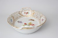 Meissen Durchbruch Schlale im Dekor „natürliche Blumenmalerei mit Schmetterling und Goldrand 1.Wahl