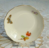 Meissen Mokkagedeck mit Biskuit und Kuchenteller im Dekor „natürliche Blumenmalerei mit Schmetterling und Goldrand 1.Wahl