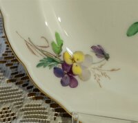 Meissen Mokkagedeck mit Biskuit und Kuchenteller im Dekor „natürliche Blumenmalerei mit Schmetterling und Goldrand 1.Wahl