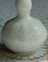 Meissen Sehr schön geformte runde Vase mit Relief in Weißporzellan 1.Wahl