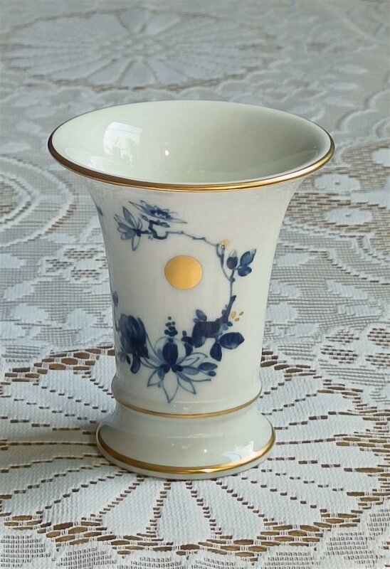 Kleine Meissen Vase mit Blumendekor in Aquatinta und Gold sowie Goldrand 1.Wahl