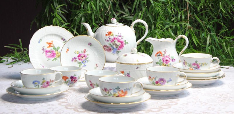 Meissen Kaffeetasse vierpassig Dekor "Streublümchen" 1.Wahl
