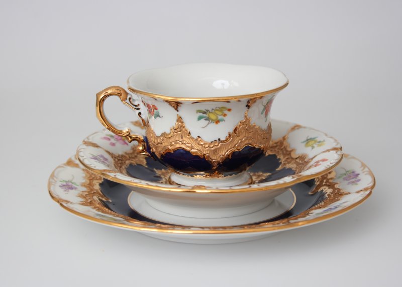 Meissen Mokka / Espressotasse in der beliebten "B-Form" in Kobaltblau mit Streublümchen 3 Teilig 1.Wahl