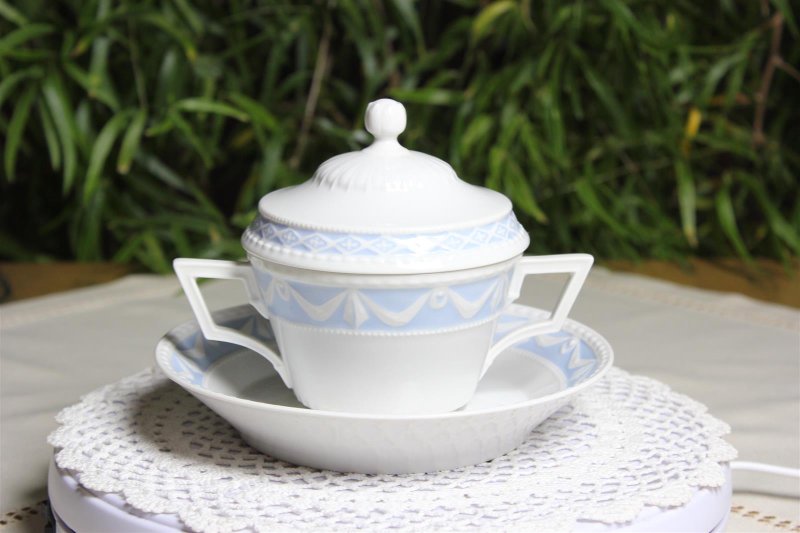 Meissen Prunkteller ca. 30 cm "Blau mit Goldapplikationen und Streublümchen" 1.Wahl