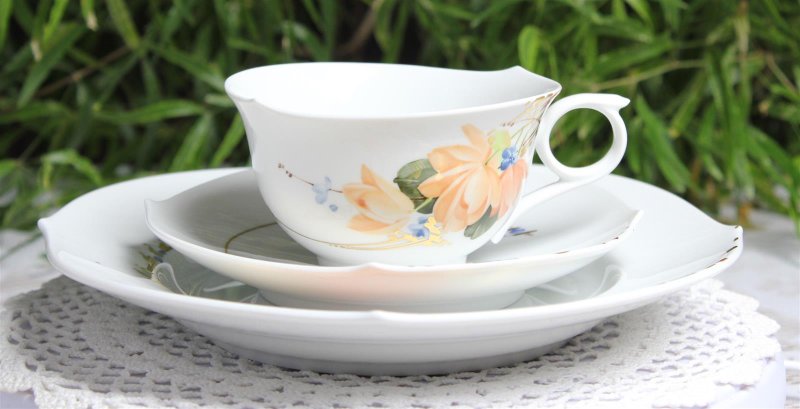 Meissen Trichtervase Kobaltblau mit weißem Mittelteil und Blumenmalerei 1.Wahl