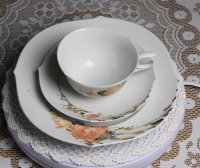 Meissen Kaffeegedeck 3-teilig mit floralem Dekor in der Form "Wellenspiel" 1.Wahl