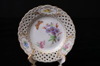 Meissen Durchbruchteller mit natürlicher Blumenmalerei und Schmetterling