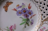 Meissen Durchbruchteller mit natürlicher Blumenmalerei und Schmetterling